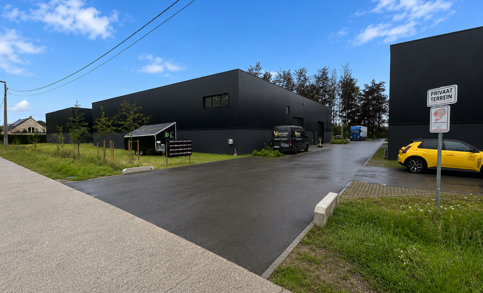 Recente nieuwbouwunit met een oppervlakte van ca. 237 m&sup2;, gelegen binnen het Duffel Business Park langs de Notmeir te Duffel. De site geniet van een vlotte bereikbaarheid via de N1 (Antwerpen &ndash; Mechelen) en bevindt zich op korte afstand van de op- en a
