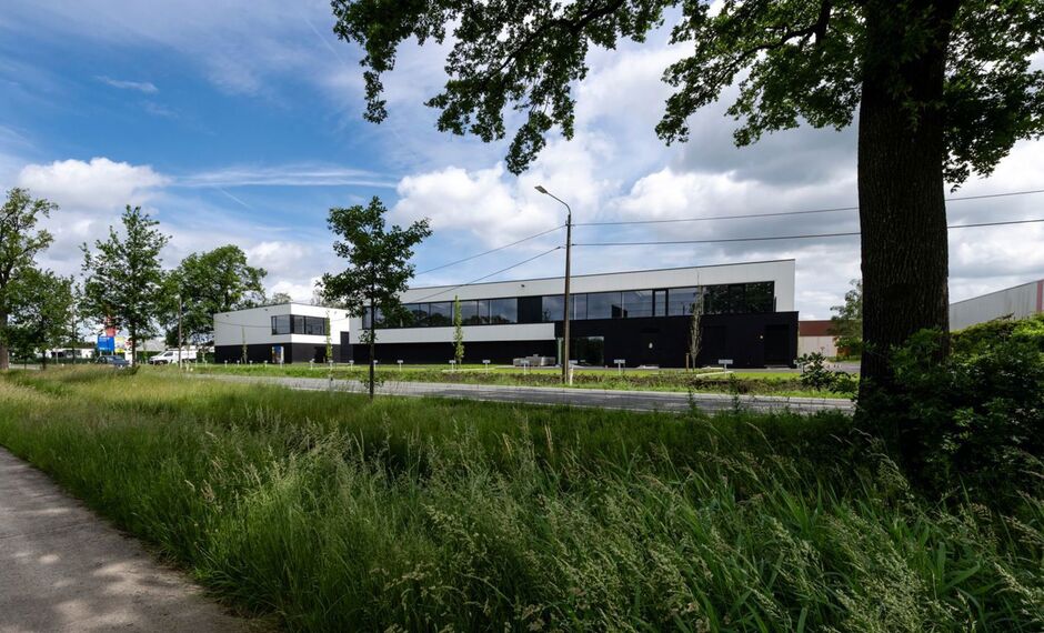 Het betreft de verkoop van KMO-units in het nieuwbouwproject "Bedrijvenpark Nieuwmoer" te Essen. Dit project geniet een uitstekende ligging langsheen de Nieuwmoersesteenweg en is zeer centraal gelegen in de grensregio, wat zorgt voor een vlotte verbinding