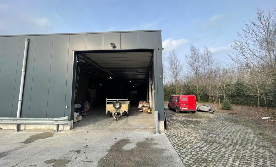 Het betreft de verkoop van een KMO-unit op een uitstekende ligging langsheen de Koningin Astridlaan 58D in Kontich. De KMO-unit geniet een centrale ligging vlakbij de E19 (Antwerpen - Brussel).

Het geheel omvat ca. 572 m² magazijnruimte met mezzanine va