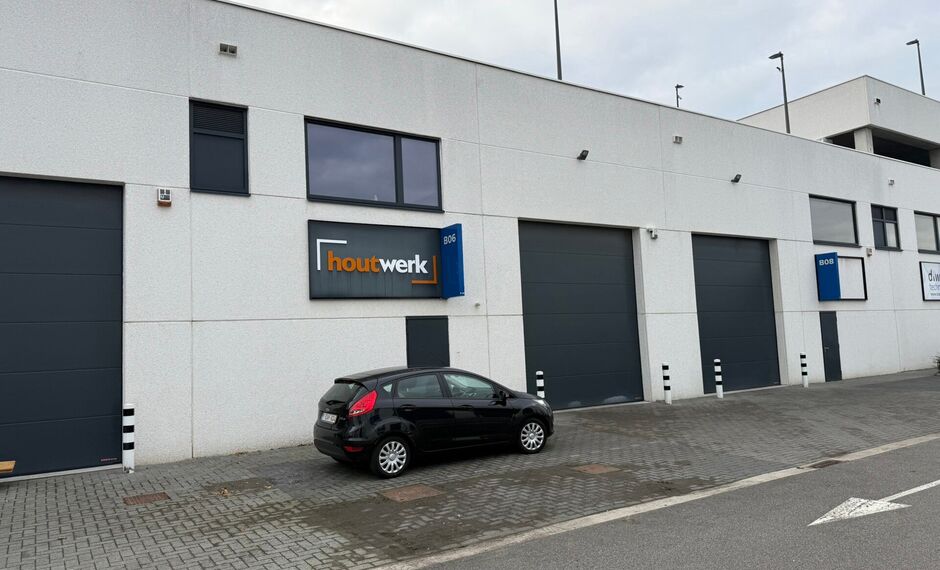 Het betreft de verkoop van een recente KMO-unit (2020) in het bedrijvenpark GATE 7, dewelke een uitstekende ligging geniet langs de Prins Boudewijnlaan in Kontich en vlakbij op- en afrit 7 'Kontich' van de E19 Antwerpen - Brussel.
De unit heeft een oppe