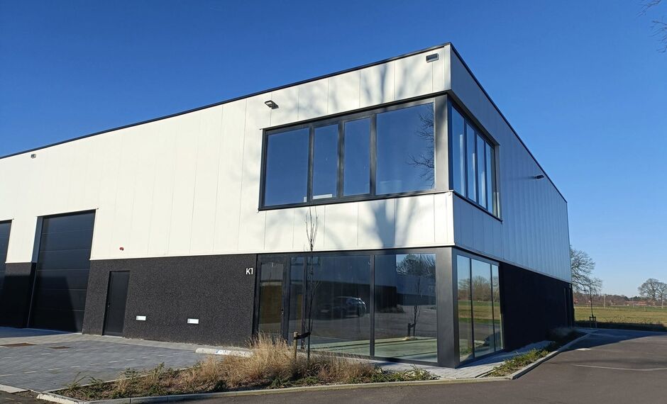Het betreft de verhuur van een nieuwbouw KMO - unit gelegen binnen het project "Steenoven" te Malle. Het project is zeer centraal gelegen te Malle, met vlotte ontsluiting langs de E19 en de E34.

Deze unit heeft een oppervlakte van ca. 455 m², bestaande 