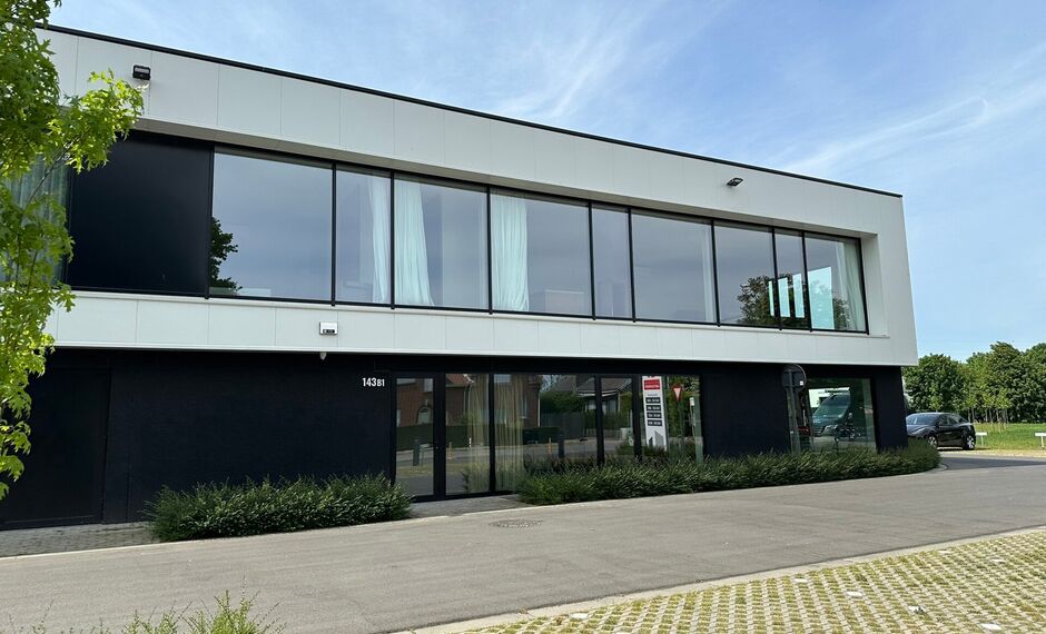 In het nieuwbouw bedrijvenpark, langsheen de Abtsdreef, bieden wij deze prachtig afgewerkte KMO-unit aan. Deze KMO-unit geniet een uitstekende ligging te Stabroek nabij de Haven van Antwerpen. Maar ook op het bedrijvenpark zelf is deze hoekunit strategisc