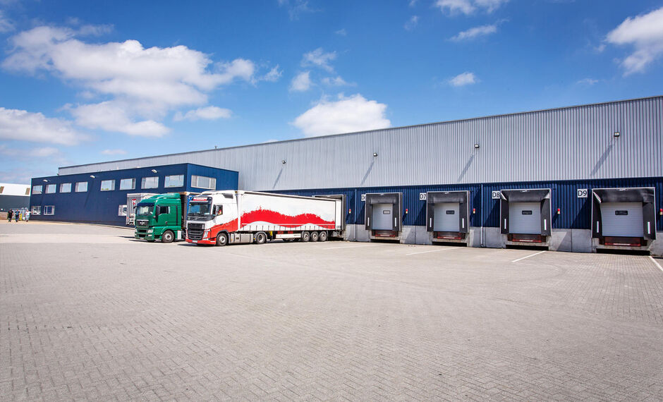 Strategisch gelegen logistieke ruimte van ca. 3.175 m&sup2; te huur in Wilrijk, met een uitstekende bereikbaarheid nabij de A12.

Het magazijn beschikt over een vrije hoogte van 10 meter en is uitgerust met 4 laad- en loskades en 1 gelijkvloerse sectionaalpoo