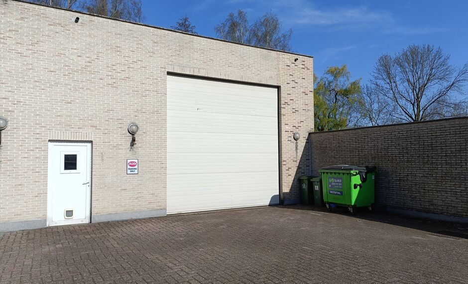 Gelegen langsheen de Liersesteenweg, bieden wij een opslagruimte te huur aan. Door de strategische locatie geniet het pand - met een totale oppervlakte van ca. 365 m² - van een uitstekende ontsluiting naar Lier en naar de E313 (Antwerpen - Luik).
De o