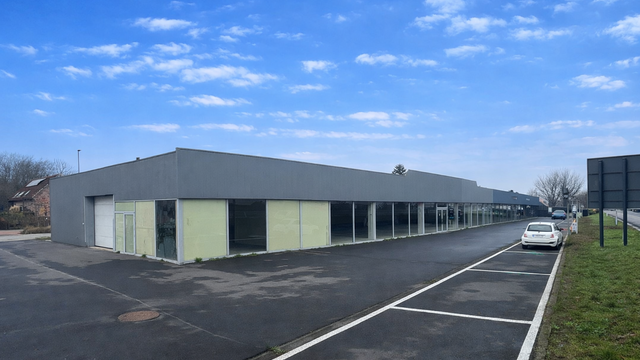 De beschikbare unit maakt deel uit van een bedrijfsgebouw van 1.000 m² aan de Puitvoetstraat. Van deze oppervlakte wordt 615 m² (unit 6B) te huur aangeboden. Het andere deel is verhuurd aan Heytens, wat bijdraagt aan een sterke commerciële omgeving. Da