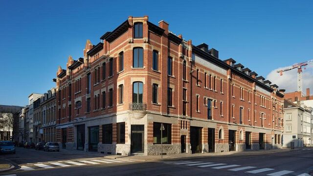 Deze showroom-/kantoorruimte bevindt zich op het gelijkvloers van het karaktervolle project Valkeniers Natie, een voormalig gebouw van de Katoen Natie dat volledig werd gerenoveerd met behoud van zijn authentieke en industri&euml;le uitstraling.

De unit heef