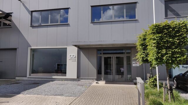 Deze hoogwaardige gelijkvloerse showroom van 284 m&sup2; combineert uitstraling met een functionele indeling en is geschikt als showroom, kantoorruimte of opleidingslocatie (diverse sectoren). B2C-activiteiten zijn niet toegestaan.

De ruimte is afgewerkt met