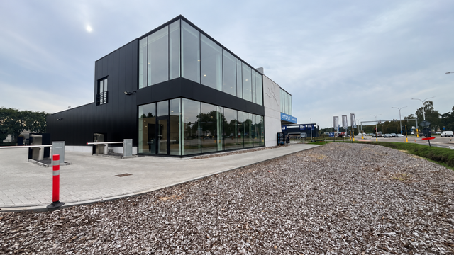 Het betreft een commerciële ruimte op een uitstekende zichtlocatie in Herentals, met een totale oppervlakte van ca. 851 m², verdeeld over ca. 693 m² op het gelijkvloers en ca. 158 m² op de eerste verdieping.
Het gelijkvloers leent zich uitstekend voo