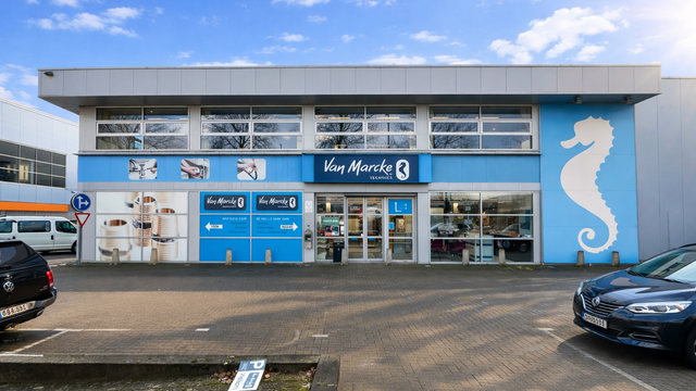 Deze kwaliteitsvolle en instapklare showroom met bijhorend magazijn en kantoorruimte is centraal gelegen in de commerci&euml;le hotspot van Wijnegem Trade Towers II.

Opdeling van de commerci&euml;le site:
- Showroom: ca. 500 m&sup2;
- Magazijn/opslagruimte: ca. 475 