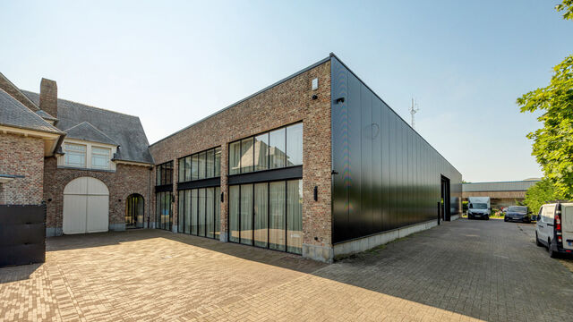 In de Duiventorenstraat 6 te Essen bevindt zich deze veelzijdige eigendom op een perceel van ca. 2.660 m&sup2;. Dankzij de combinatie van ruime magazijn-, showroom- en kantoorruimtes met een ruime woongelegenheid biedt dit pand een uitzonderlijke opportunitei