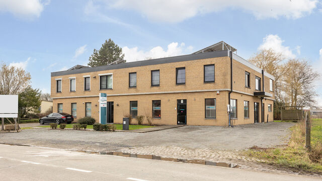We vinden deze kantoorruimte voor gemengd gebruik terug in een appartementsgebouw op strategische locatie te Lier. Het pand, dat zich op het gelijkvloers bevindt, is door de huidige eigenaars steeds correct onderhouden geweest.

Huidige indeling: verschil