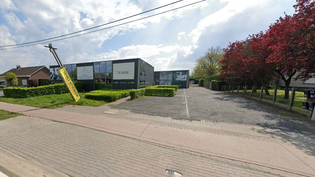 Op een uitstekende zichtlocatie langs de Mechelbaan in Putte bevindt zich deze uitzonderlijke eigendom die wonen en ondernemen perfect combineert. Dankzij de strategische ligging langs een belangrijke verbindingsweg (N15) en de commerciële gevelbreedte g