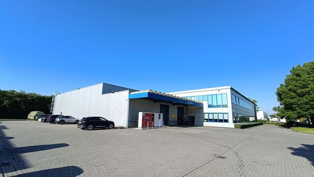 Dit bedrijfsgebouw is strategisch gelegen te Wommelgem, in de goed ontsloten KMO-zone 'Kapelleveld', vlakbij de E313-E34 richting Antwerpen, Nederland en Luik.

Het pand, gelegen op een privatief perceel van ca. 7.576 m²,  bestaat uit de combinatie van o