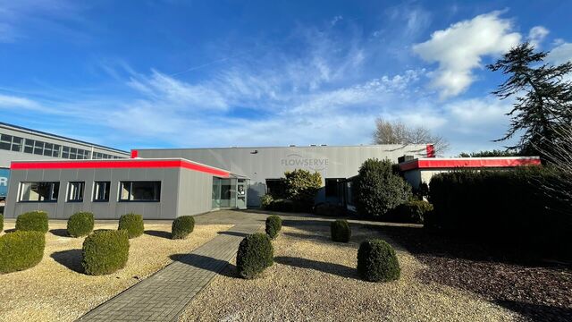 Het betreft de verhuur van een representatief bedrijfsgebouw te Verrebroek. Dit bedrijfsgebouw geniet een uitstekende ligging nabij enkele belangrijke invalswegen zoals de E34 en de Ring van Antwerpen. Hierdoor geniet deze eveneens een zeer goede en vlott