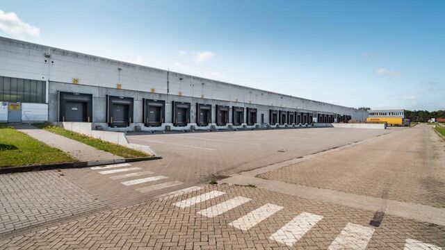 Het betreft de verhuur van een logistiek gebouw te Kontich. Dit gebouw geniet een uitstekende locatie naast de E19. De site ligt op 20 minuten van het centrum van Antwerpen en op 30 minuten van Brussel. Deze unit heeft een oppervlakte van ca. 5 000 m² op