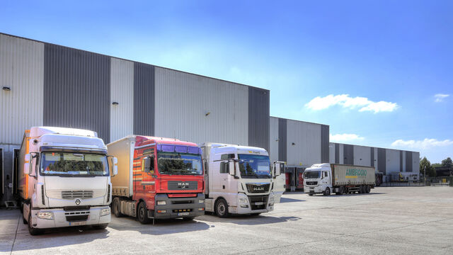 Het betreft de verhuur van een logistiek magazijn van 6.383 m&sup2; met 82 m&sup2; kantoorruimte te huur in Mechelen, in de industriezone Mechelen Noord 1, dewelke een uitstekende ligging geniet nabij de E19 (Brussel &ndash; Antwerpen).

Het gebouw heeft een vrije ho