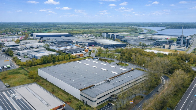 Het betreft een logistieke site gelegen aan de Blarenberglaan 19 in Industriezone Mechelen-Noord, met uitstekende visibiliteit langs de E19 Antwerpen&ndash;Brussel.

De site omvat 8.691 m&sup2; magazijn, ca. 3.200 m&sup2; gerenoveerde kantoren (gelijkvloers + verdiep