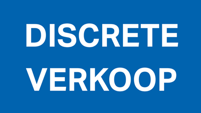 Op een uitstekende commerci&euml;le locatie langs de Boomsesteenweg in Aartselaar bieden wij dit multifunctionele bedrijfsgebouw te koop aan. Het gebouw heeft een totale oppervlakte van ca. 5.246 m&sup2; en is gelegen op een ruim perceel van 8.568 m&sup2;, bestemd al