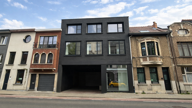 Dit bedrijfsgebouw is strategisch gelegen aan de Berlaarsesteenweg in Lier, met een uitstekende bereikbaarheid dankzij de onmiddellijke nabijheid van de ring. Deze centrale ligging garandeert een vlotte verbinding met omliggende steden en belangrijke inva