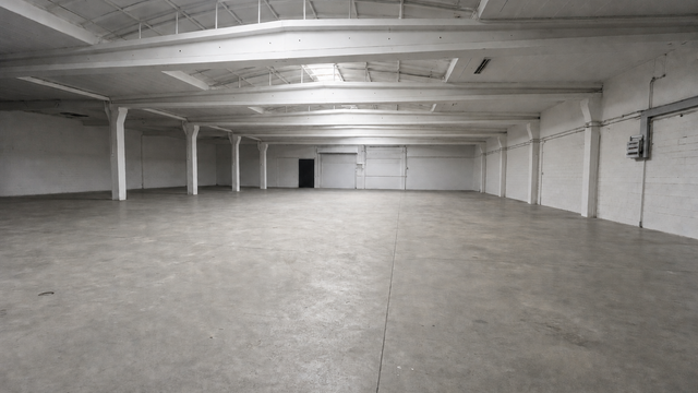 Dit bedrijfsgebouw is strategisch gelegen aan de Berlaarsesteenweg in Lier, met een uitstekende bereikbaarheid dankzij de onmiddellijke nabijheid van de ring. Deze centrale ligging garandeert een vlotte verbinding met omliggende steden en belangrijke inva