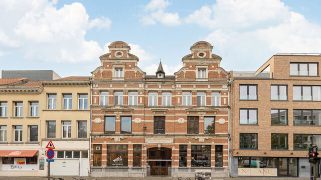 In het authentieke gebouw &lsquo;The Grain Embassy&rsquo; op het Eilandje komt deze uitzonderlijke commerci&euml;le ruimte beschikbaar. Dit karaktervolle pand biedt een unieke opportuniteit voor wie op zoek is naar een kantoorruimte of showroom te huur in Antwerpen m