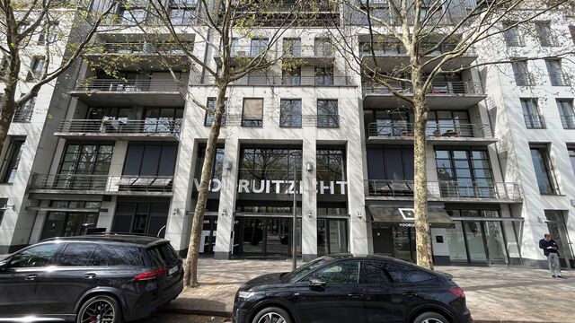 Deze kantoorruimte/showroomruimte van ca. 276 m&sup2; bevindt zich op een absolute toplocatie aan de Leopold De Waelplaats, in het hart van het bruisende Antwerpen Zuid. De gelijkvloerse unit is gelegen onder de kantoren van projectontwikkelaar Vooruitzicht e