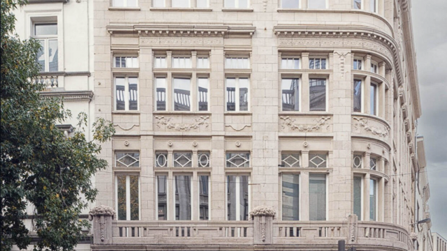 Het betreft de verhuur van een kantoorruimte op de 4de verdieping in een karaktervol gebouw gelegen op toplocatie Meir 113-115, 2000 Antwerpen. Het pand werd in 2019 erkend als bouwkundig erfgoed en werd recent herontwikkeld tot moderne kantoorruimtes waa
