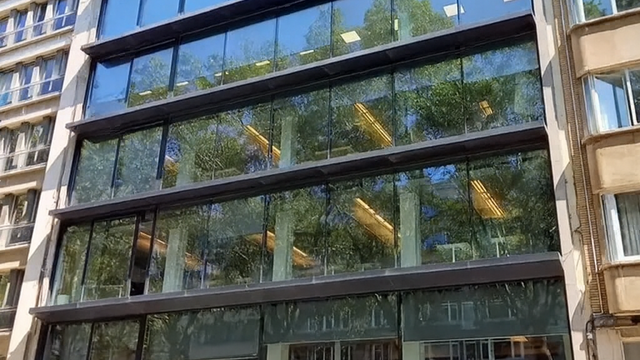 Instapklare kantoorruimte op een uitstekende en strategische ligging, ideaal voor organisaties die comfort en bereikbaarheid centraal stellen.
De kantoorruimte van 364 m², gelegen op de 1ste verdieping, beschikt over een heldere en goed indeelbare werkz