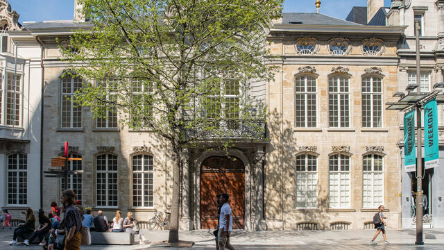 Het betreft de verhuur van een exclusieve kantoorruimte gelegen op de tweede verdieping van een historisch gebouw op topligging in de Meir 85, 2000 Antwerpen. De ruimte omvat ca. 925 m&sup2; en werd ingericht volgens het ontwerp van Raf Simons, wat resulteert