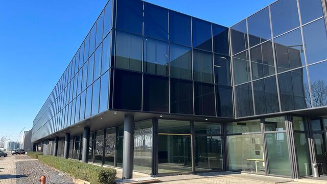 Het betreft de verhuur van een instapklare kantoorruimte van 633 m&sup2; in het modern uitgeruste Keetberg Logistic Center te Melsele, strategisch gelegen nabij de grote invalswegen richting Antwerpen.

De kantoorruimte profiteert van veel natuurlijk licht, e