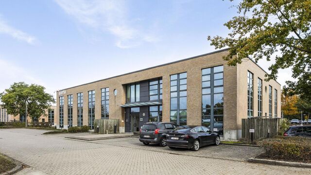 Deze kantoorruimte op verdieping 1 van ca. 360 m&sup2; is gelegen binnen het E19 Business Park te Mechelen en is onmiddellijk beschikbaar.

De ruimte biedt een verzorgde en functionele kantooromgeving met flexibele indelingsmogelijkheden. Dankzij de ligging o