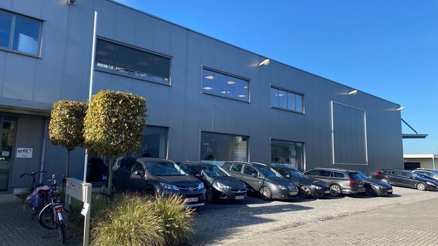 Het betreft de verhuur van een kantoorruimte van ca. 223 m&sup2;, gelegen te Wijnegem. 
Door zijn ligging geniet de ruimte van een uitstekende bereikbaarheid via zowel de E313 als de E19. 

De kantoren, gelegen op de eerste verdieping, zijn uitgerust met alle