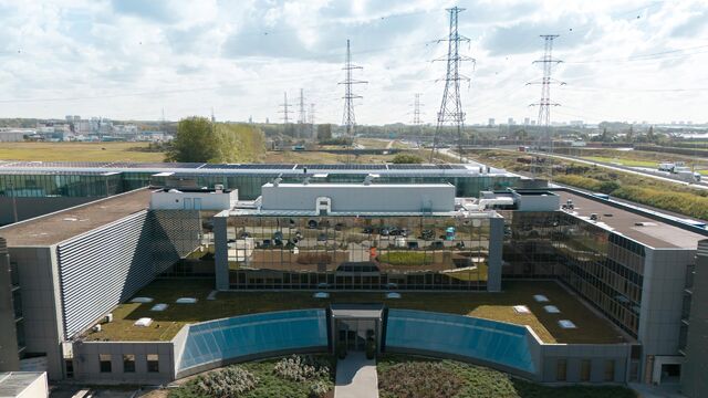 In het West Port Business Park in Zwijndrecht bieden wij een kantoorruimte van ca. 475 m² te huur aan.
De ligging langs de E34 zorgt voor een uitstekende bereikbaarheid.
De ruimte is modern en energiezuinig afgewerkt en beschikt over veel natuurlijke li