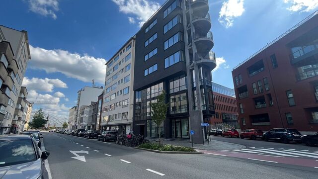 Op een perfecte locatie, vlakbij het station en met een vlotte verbinding naar de op- en afrit van de E19, bevindt zich deze nieuwe en hoogwaardig horizontaal afgewerkte kantoorruimte van ca. 96 m&sup2;.

Via de lift bereikt u rechtstreeks het kantoor vanuit 