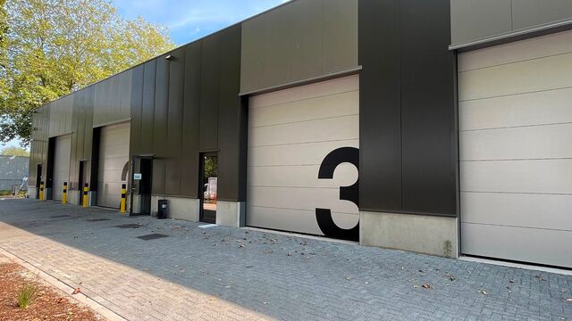 Het betreft de verhuur van een uitstekend gelegen nieuwbouw KMO-unit aan de Maccabilaan te Hoboken. Dit project ligt op een boogscheut van het centrum van Antwerpen en biedt een prima verbinding met de belangrijkste snelwegen (A12/E19/E17).
De KMO-unit