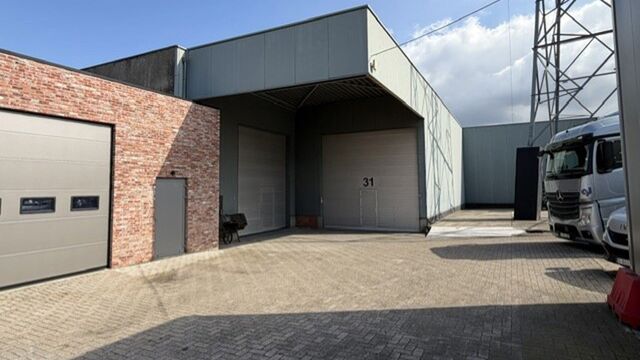 Dit ruime magazijn van ca. 560 m² biedt dankzij de vrije hoogte van ca. 6 meter en de elektrische sectionaalpoort van ca. 4 x 4,5 meter een uitstekende basis voor opslag, logistiek of andere bedrijfsactiviteiten.
De troeven van dit magazijn:
Ruime oppe