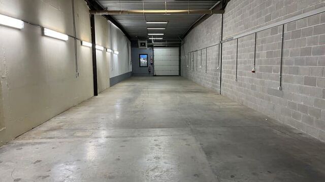 Gelegen op een strategische locatie in Bedrijvenpark Moerbroek, vlak naast de op- en afrit Herentals Industrie van de E313. Deze ligging zorgt voor een uitstekende en directe verbinding met het omliggende wegennet.

Unit 6A omvat ca. 185 m&sup2; opslag-/werkr