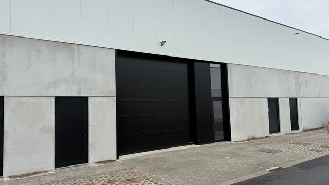 In dit nieuwbouwproject in industriezone 'De Vloeiende' te Kapellen bieden wij deze KMO-unit te huur aan. Het project is zeer centraal gelegen in de regio Kapellen/Ekeren/Brasschaat en biedt een vlotte verbinding met de Antwerpse Haven.
Deze unit heeft e