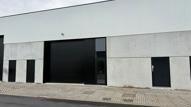 In dit nieuwbouwproject in industriezone 'De Vloeiende' te Kapellen bieden wij deze KMO-unit te huur aan. Het project is zeer centraal gelegen in de regio Kapellen/Ekeren/Brasschaat en biedt een vlotte verbinding met de Antwerpse Haven.

Deze unit heeft e