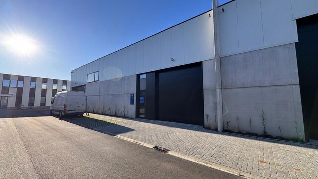 In dit nieuwbouwproject in industriezone 'De Vloeiende' te Kapellen bieden wij deze KMO-unit te huur aan. Het project is zeer centraal gelegen in de regio Kapellen/Ekeren/Brasschaat en biedt een vlotte verbinding met de Antwerpse Haven.

Deze unit heeft e