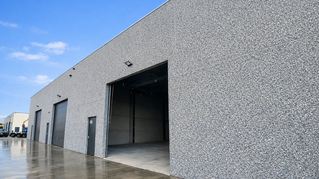 Het betreft de verhuur van een recente KMO-unit, gelegen tussen Sint-Niklaas en Lokeren, langs de N70.

De unit heeft een oppervlakte van ca. 310 m&sup2;. Deze beschikt over een vrije hoogte van 6 meter en is voorzien van de gebruikelijke nutsvoorzieningen zo