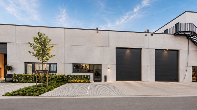 Het betreft een KMO-unit gelegen in het nieuw aangelegde bedrijvenpark 'La Brique'. De site geniet van een goede bereikbaarheid via de E313 (Antwerpen&ndash;Luik) en de nabijheid van de stad Lier.

Het pand omvat een totale oppervlakte van ca. 332 m&sup2;, waarva