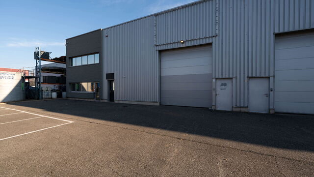 Het betreft de verhuur van een KMO-unit gelegen in industriezone De Zaat in Temse. Deze gunstige ligging nabij zowel op- en afrittencomplex Temse van de E17, als de N16 en de A12, zorgen voor een vlotte ontsluiting naar Antwerpen en Brussel.&nbsp;

De unit he