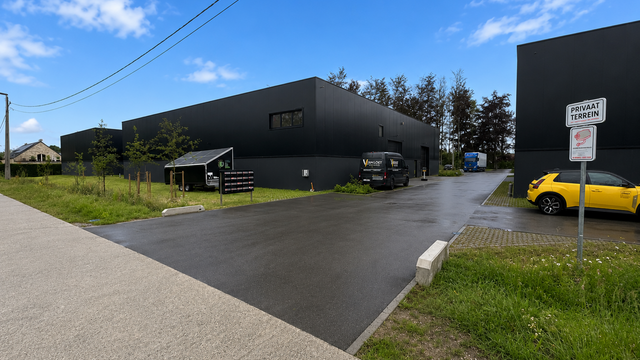 Recente nieuwbouwunit met een oppervlakte van ca. 237 m&sup2;, gelegen binnen het Duffel Business Park langs de Notmeir te Duffel. De site geniet van een vlotte bereikbaarheid via de N1 (Antwerpen &ndash; Mechelen) en bevindt zich op korte afstand van de op- en a