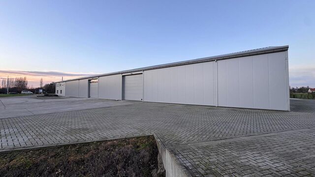 Op deze schitterende locatie te Antwerpen Ekeren, vlakbij het op- en afrittencomplex van de A12, bieden wij dit bedrijfsgebouw te huur aan. Het eigendom is gelegen in agrarische zone met een vergunning voor passieve opslag.
Het pand omvat ca. 1 856 m²