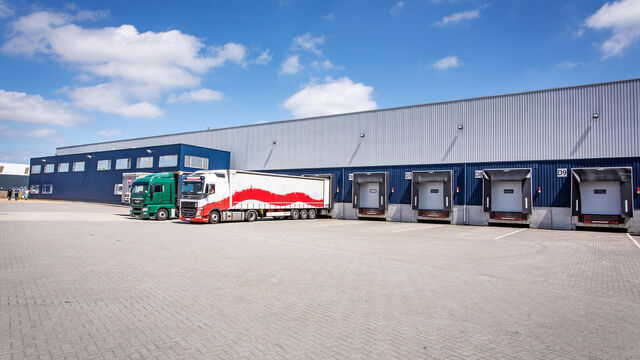 Strategisch gelegen logistieke ruimte van ca. 3.175 m&sup2; te huur in Wilrijk, met een uitstekende bereikbaarheid nabij de A12.

Het magazijn beschikt over een vrije hoogte van 10 meter en is uitgerust met 4 laad- en loskades en 1 gelijkvloerse sectionaalpoo