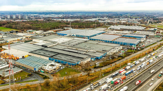 Dit strategisch gelegen magazijn bevindt zich in Industriepark-West in Sint-Niklaas, op slechts 2 km van op- en afrit 15 van de E17. Dankzij deze centrale ligging zijn Antwerpen, Gent en de omliggende regio’s via de N16 vlot bereikbaar. De site geniet b