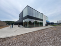 Het betreft een commerciële ruimte op een uitstekende zichtlocatie in Herentals, met een totale oppervlakte van ca. 851 m², verdeeld over ca. 693 m² op het gelijkvloers en ca. 158 m² op de eerste verdieping.
Het gelijkvloers leent zich uitstekend voo