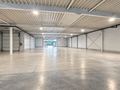 Het betreft een commerciële ruimte op een uitstekende zichtlocatie in Herentals, met een totale oppervlakte van ca. 851 m², verdeeld over ca. 693 m² op het gelijkvloers en ca. 158 m² op de eerste verdieping.
Het gelijkvloers leent zich uitstekend voo
