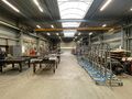 In de Duiventorenstraat te Essen bevindt zich deze unieke vastgoedsite bestaande uit twee naast elkaar gelegen percelen met een totale oppervlakte van maar liefst 5.005 m². Dankzij de combinatie van ruime magazijnen, kantoren, showroomruimtes en woongele
